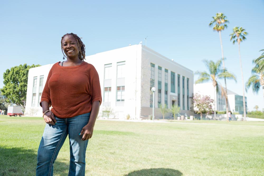 利亚 Whetson, a noncredit student, poses in front of the PCC campus.